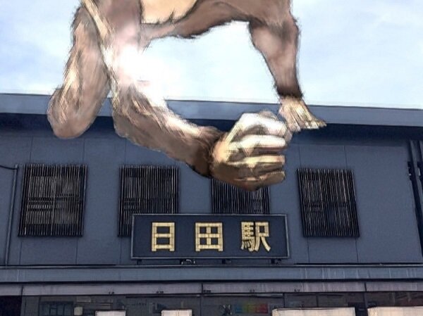 日田駅に猿の巨人.jpg